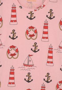 Rosa Stoff mit maritimem Muster: Leuchttürme, Anker, Rettungsringe und Segelboote in roten, schwarzen und gelben Umrissen. Glatte Textur.