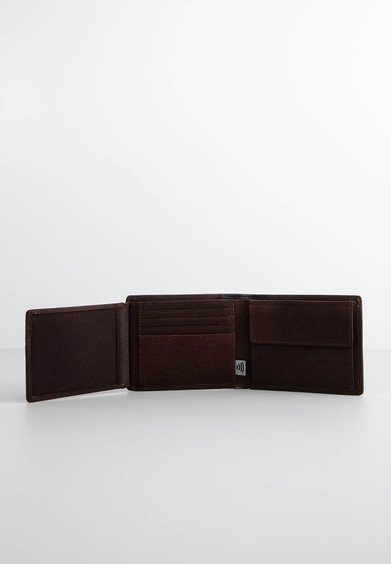 Portefeuille en cuir marron, design pliant, comportant plusieurs fentes pour cartes, un grand compartiment et une section pour les paiements sans contact.