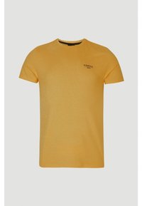 Camiseta de algodón amarilla con cuello redondo y mangas cortas. Presenta un pequeño logotipo negro en el pecho. Textura suave.