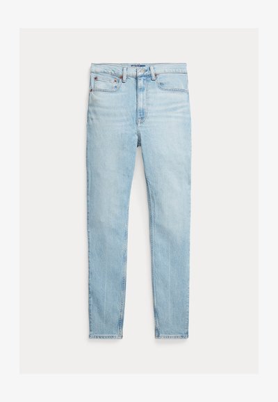 Hellblaue Jeans aus Denim mit figurbetonter Silhouette, Fünf-Taschen-Design und sichtbaren Nähten. Der Stoff hat eine weiche Textur und einen leichten Used-Look.