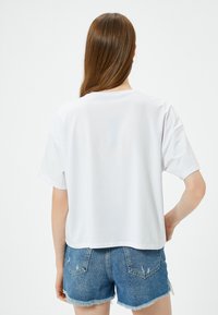 Koton CREW NECK - Camiseta estampada - white