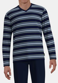 Langärmliges V-Ausschnitt-Shirt in Navyblau mit horizontalen Streifen in Hellblau und Gold. Glattes Material mit lockerem Schnitt.