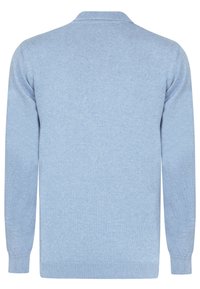 Suéter de cárdigan azul claro, de mangas largas, con puños y dobladillo acanalados, textura de punto suave y un diseño clásico de cuello.