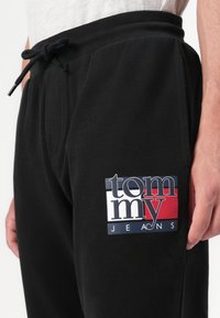 Tommy Jeans SLIM FLAG - Tepláky - black