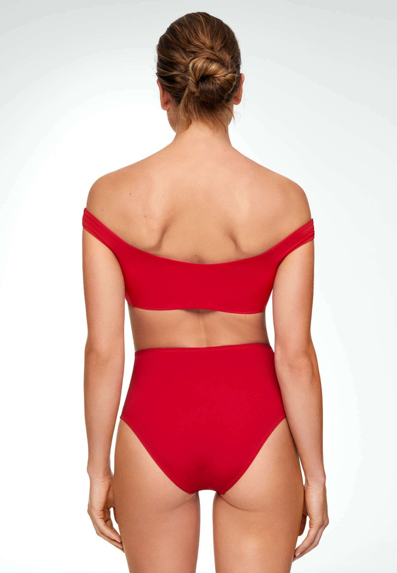 Bikini rouge deux pièces avec un haut décolleté et un bas taille haute, confectionné dans un tissu lisse avec un design sans couture.