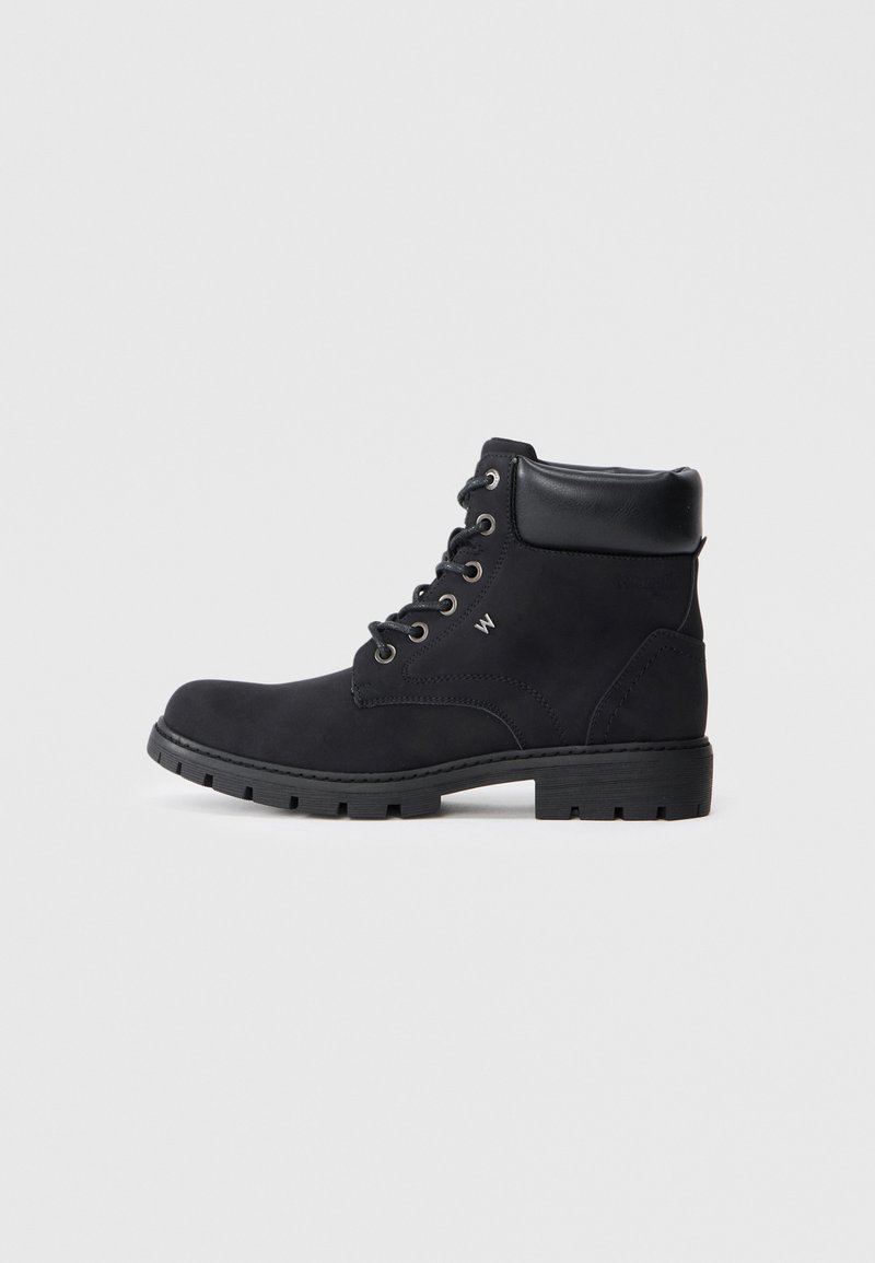 Bottes noires à la cheville en daim avec un col en cuir lisse, dotées d'œillets en métal, de lacets et d'une semelle en caoutchouc robuste.