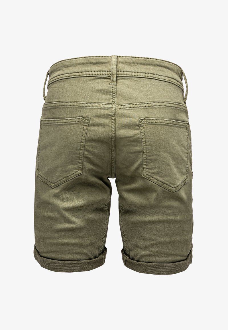 Olivengrüne Baumwollshorts mit glatter Textur, ausgestattet mit einem aufrollbaren Saum, zwei Gesäßtaschen und Gürtelschlaufen.