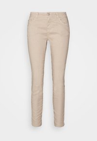 Pantalons beige ajustés avec une texture lisse. Dotés de poches avant, d'passants de ceinture et d'une fermeture à un bouton. Design simple sans motifs.