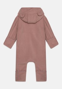 Rompers per neonati in felpa rosa pallido, con cappuccio dotato di orecchie, maniche lunghe e parte inferiore con piedini e orli a costine.
