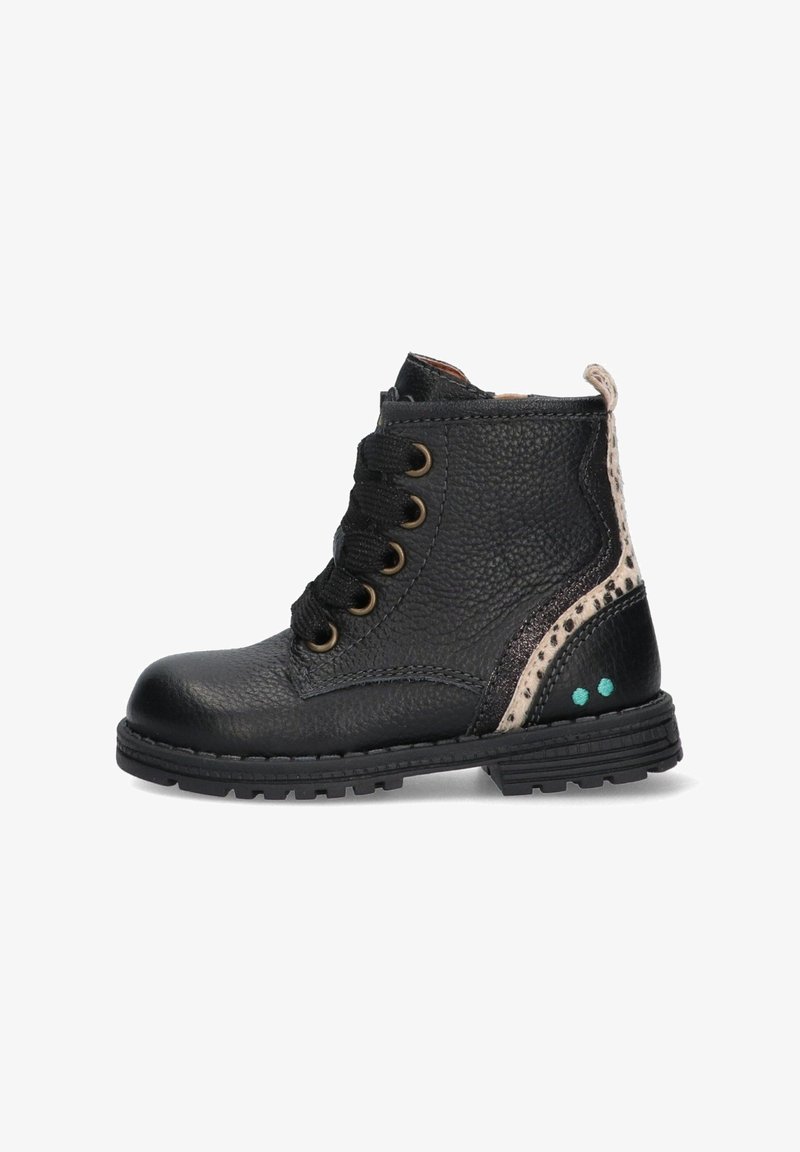 Černá kožená kotníková bota s texturovaným povrchem, se šesti otvory pro tkaničky a černými tkaničkami. Obsahuje vzorovaný béžový akcent a tyrkysové tečky na patě.