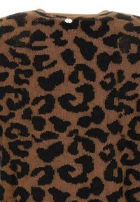 Tessuto a maglia marrone con un motivo a macchie leopardate nere in rilievo. Include un piccolo dettaglio in metallo argentato sul colletto.