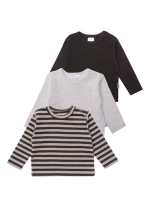 Drei langärmlige Kleinkindershirts: eins schwarz, eins hellgrau, eins grau mit dunkelgrauen Streifen; alle aus weichem Baumwollstoff gefertigt.