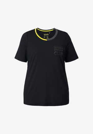T-shirt de sport noir à manches courtes avec col rond jaune et gris, et texte discret "Infinite Energy Club" sur la poitrine gauche devant.