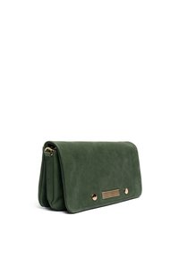 Groene faux leren clutch met een opklapbare flap, gouden hardware accenten, een gewatteerd paneel en een zachte afwerking. Compact rechthoekig formaat.