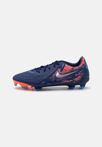 Nike focicipő sötétkék színben, texturált felsőrésze több színben pompázó narancs és kék mintával, valamint kontrasztos narancs és kék talppal.