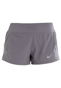Pantalones cortos deportivos grises de tejido ligero, con una textura suave, cinturilla elástica, bolsillos laterales y un logo reflectante de Nike.