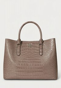 Torba na ramię z ekoskóry wytłaczanej na wzór krokodyla, w kolorze taupe, z dwoma uchwytami i metalowym logo na przodzie. Gładka faktura, usztywniony kształt.
