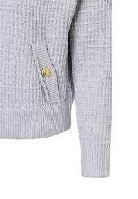 Lichtgrijs, gebreid sweater met een textuur van wafelpatroon, voorzien van een zijzak en een gouden knoopaccent. Geribde manchetten en zoom.
