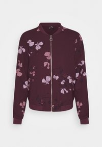 Bordeauxrode bomberjack met een ritssluiting aan de voorkant, voorzien van roze bloemenpatronen, geribbelde mouwen en een ronde halslijn. Gladde stoftextuur.