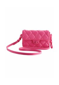 Vadderad rosa konstläder crossbody-väska med klaff och knappstängning, utrustad med justerbar rem och släta ytor.