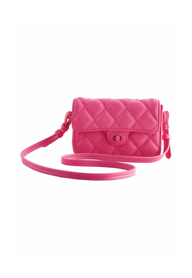 Vadderad rosa konstläder crossbody-väska med klaff och knappstängning, utrustad med justerbar rem och släta ytor.