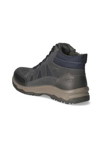 Botte mi-haute grise avec un dessus en cuir texturé, des panneaux en maille et un col rembourré. Elle présente une semelle en caoutchouc durable et des éléments de laçage proéminents.