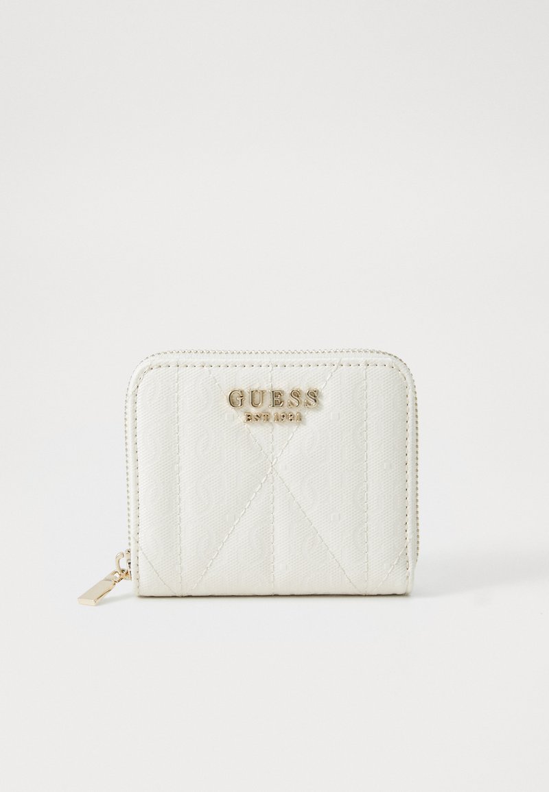 Weißes Reißverschluss-Portemonnaie mit gestepptem Muster, das ein goldenes Logo und eine strukturierte Oberfläche aufweist. Kompakte Bauweise mit einem kleinen Reißverschluss-Zipper-Akzent.