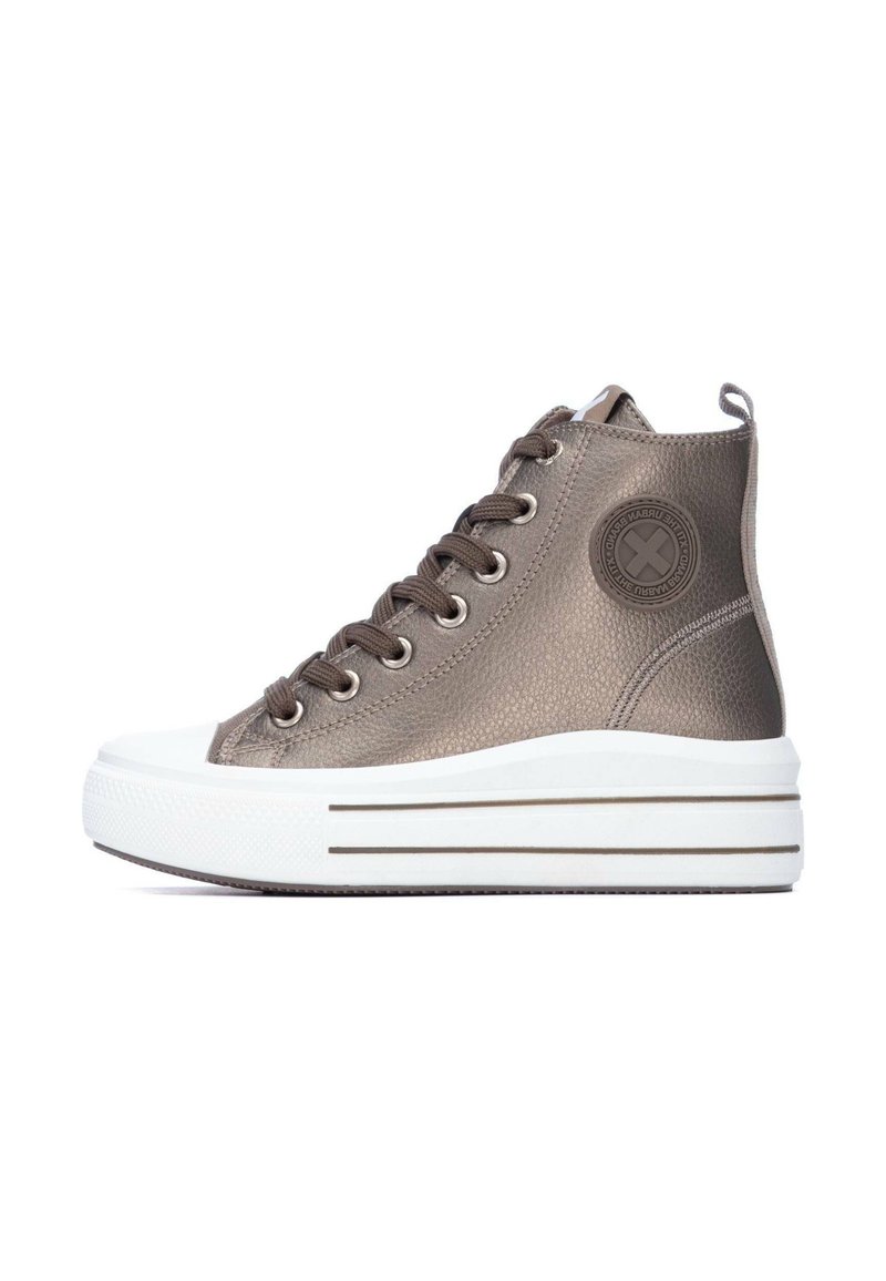 Zapatillas de caña alta en material sintético bronce con suela de goma blanca. Presentan un logo redondo, cordones marrones y un acento de raya en la suela.