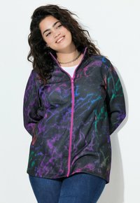 Chaqueta negra con patrón marmoleado en tonos morado y verde, cierre de cremallera, dos bolsillos laterales y detalles en rosa contrastante. Adecuada para uso casual.