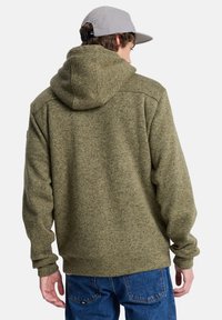 Olijfgroene hoodie met een textuurstof en een relaxte pasvorm. Voorzien van ribgebreide mouwen en zoom, met een achterkant die een eenvoudig ontwerp toont.