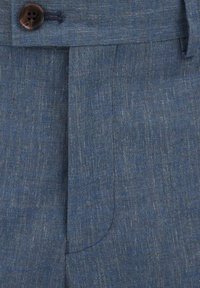 Blauwe linnen broek met een gestructureerd oppervlak, een enkele bruine knoop en een vouwontwerp bij de taille.