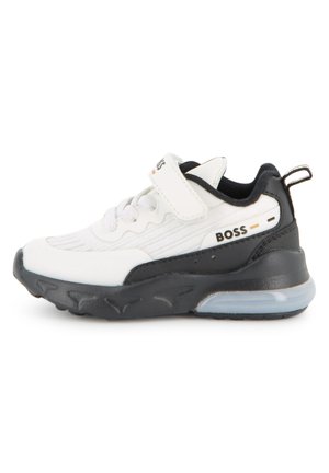 Scarpa da bambino bianca e nera con cinturino in velcro, lacci, logo BOSS sul lato e tallone imbottito con asola per il trasporto.