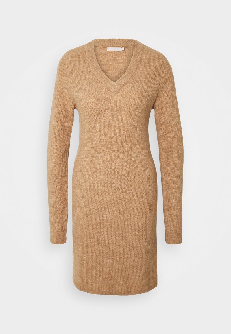 Abito lavorato a maglia beige con scollo a V, maniche lunghe e texture a coste. Cade fino a metà coscia, presentando una silhouette semplice e aderente.