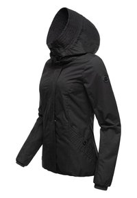 Veste imperméable noire avec capuche matelassée, fermeture éclair à l'avant, poches latérales et accents texturés sur les manches et le bas. Présente des poignets côtelés.