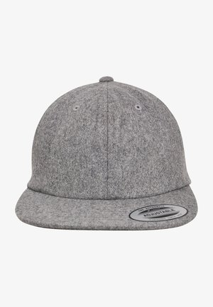 Szürke, gyapjú keverék bázisalapú sapka lapos peremmel, lekerekített koronával, két szellőzőlyukkal és állítható pánttal, amelyen márkajelzés található.