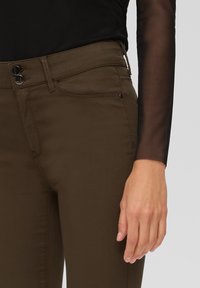 s.Oliver BLACK LABEL Jeans Slim Fit - olivgrün