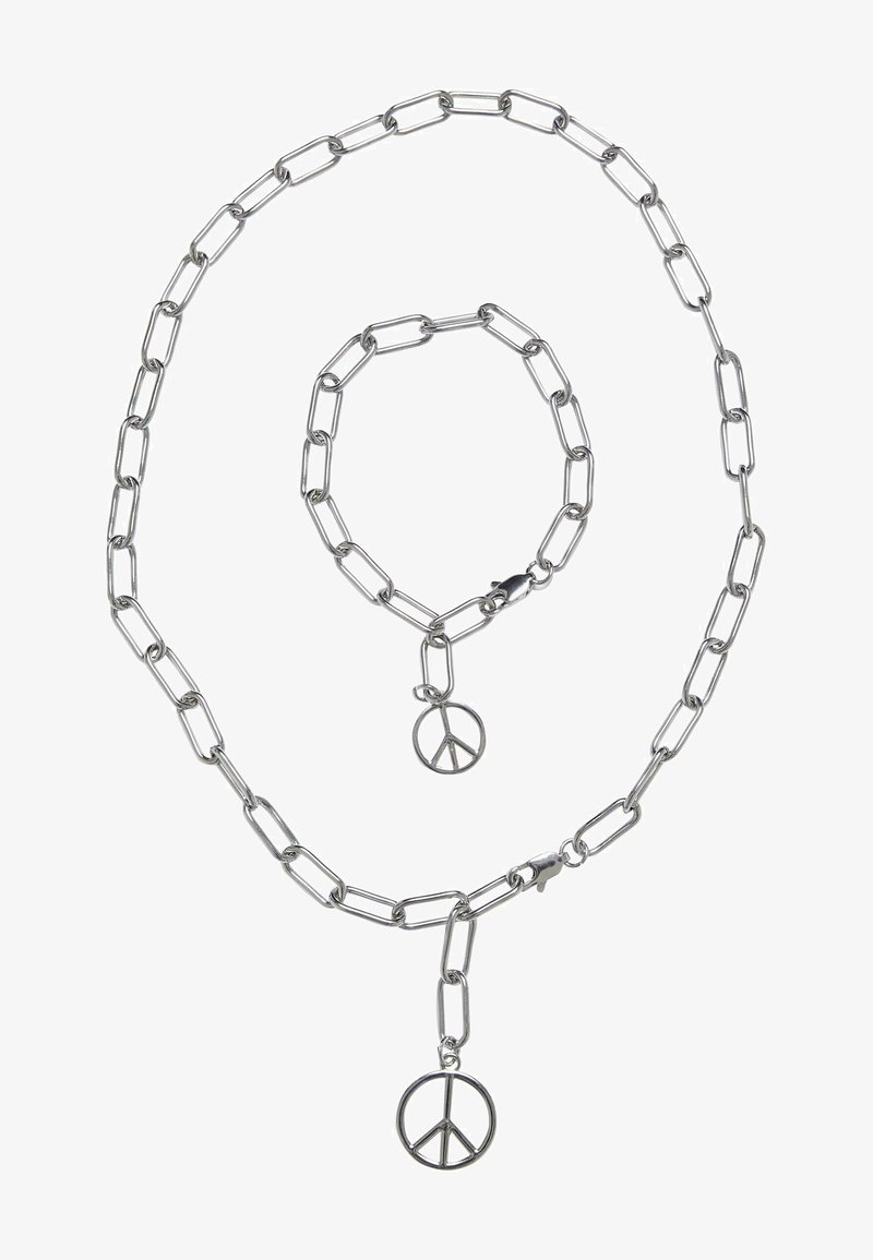 Set de colier și brățară dintr-un lanț argintiu cu un design din linkuri mari, fiecare piesă având un pandantiv cu simbolul păcii. Finisaj metalic neted.