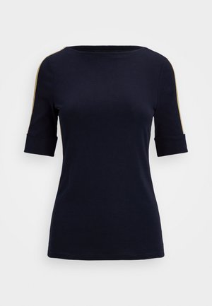 T-shirt en coton bleu marine avec un col rond, des manches trois-quarts à revers et des rayures dorées le long des épaules.