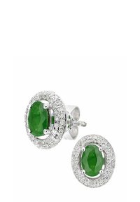 Pendientes de botón de esmeralda que presentan piedras verdes ovaladas rodeadas por un halo de pequeñas piedras claras, montadas en metal plateado.
