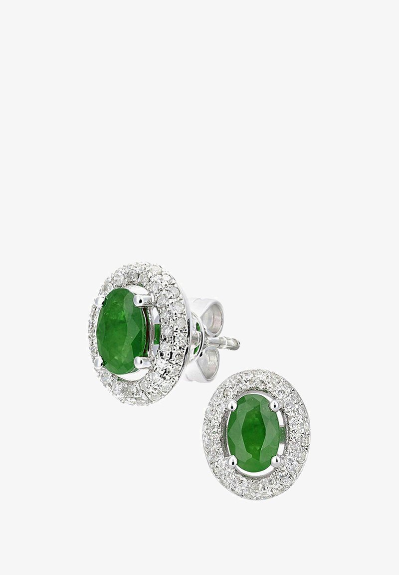 Smaragdiniai auskarai su ovaliais žaliais akmenimis, apsuptais mažų skaidrių akmenukų aureolės, pagaminti iš sidabro metalų.