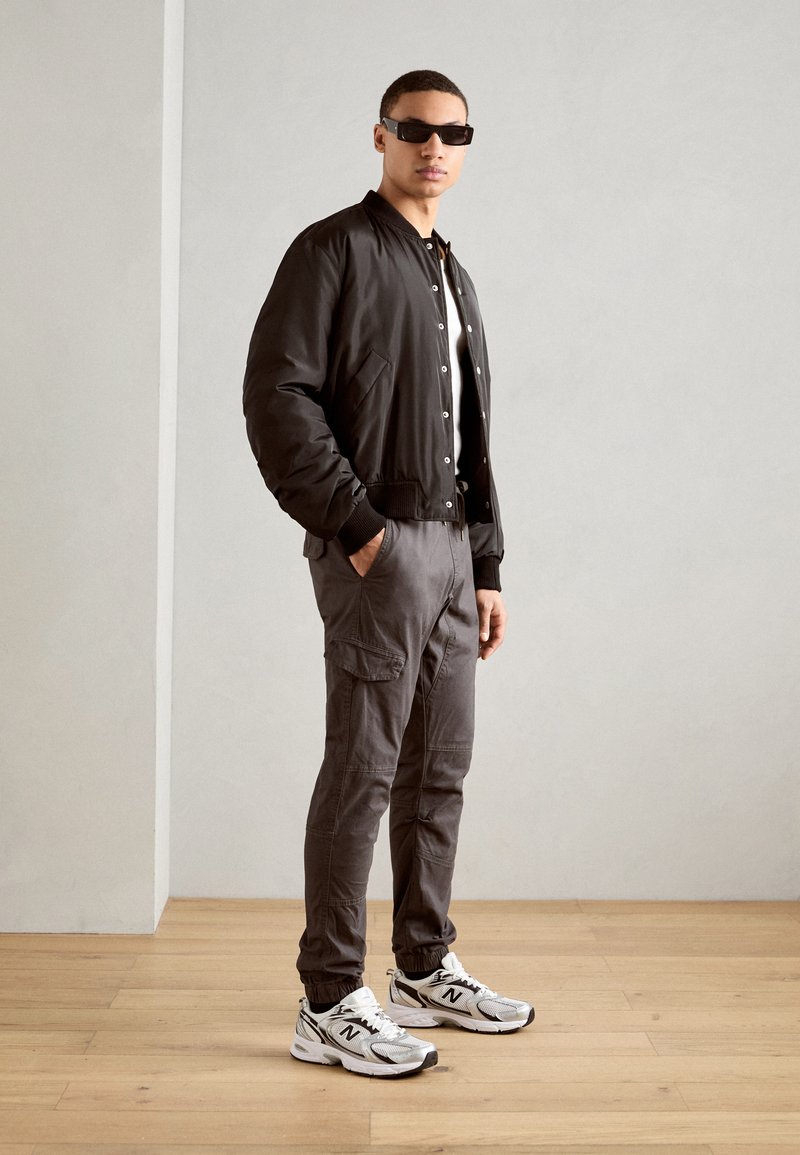 Ombre TROUSERS P1517 - Cargobroek - denim blue/donkerblauw