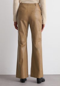 Marc O'Polo HIGH WAISTED STRAIGHT FIT BELT LOOPS - Leren broek - melted nougat