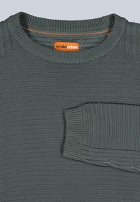 Dunkelgrauer Strickpullover mit geripptem Rundhalskragen und Taschenakzent. Verfügt über ein strukturiertes Gewebe und ein oranges Etikett im Kragen.