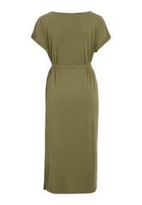 Oliwkowa sukienka o średniej długości z krótkimi rękawami, z paskiem w talii, wykonana z miękkiego, elastycznego materiału, o luźnym kroju i bocznych rozcięciach.