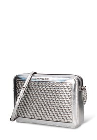 Borsa a tracolla color argento metallizzato con design a trama intrecciata, chiusura con cerniera e tracolla regolabile. Presenta accenti a catena lungo la tracolla.