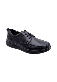Chaussure en cuir noir à lacets, avec un bout arrondi, un dessus texturé, une semelle en caoutchouc et des coutures le long des bords. Design léger.