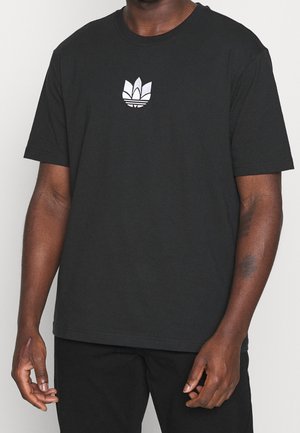 Czarny bawełniany T-shirt z okrągłym dekoltem i krótkimi rękawami. Posiada białą haftowaną logo na piersi. Prosty i klasyczny design.