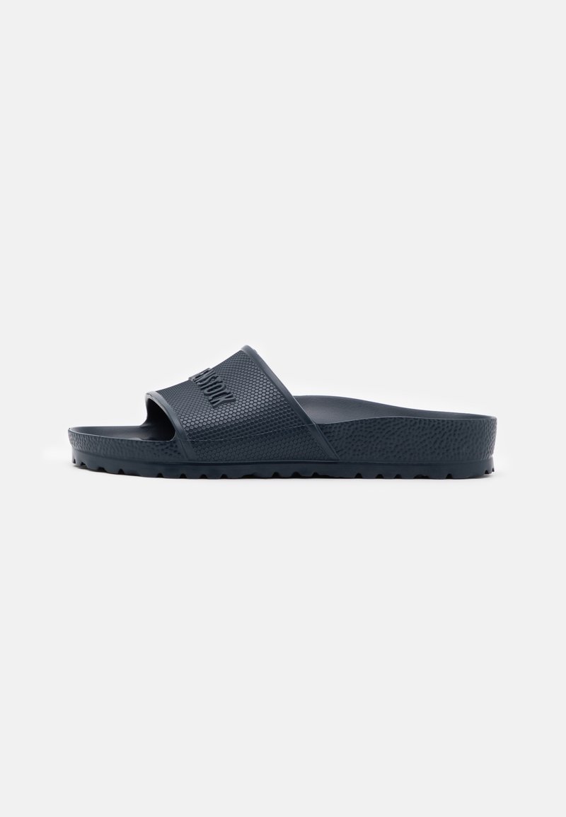 Sandale slide bleu foncé avec bride et semelle texturées, bout ouvert et « BIRKENSTOCK » embossé sur la bride, vue de côté sur fond uni.
