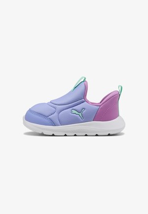 Baskets slip-on violet clair et rose avec semelle blanche et logo Puma vert menthe, conçues pour les enfants.