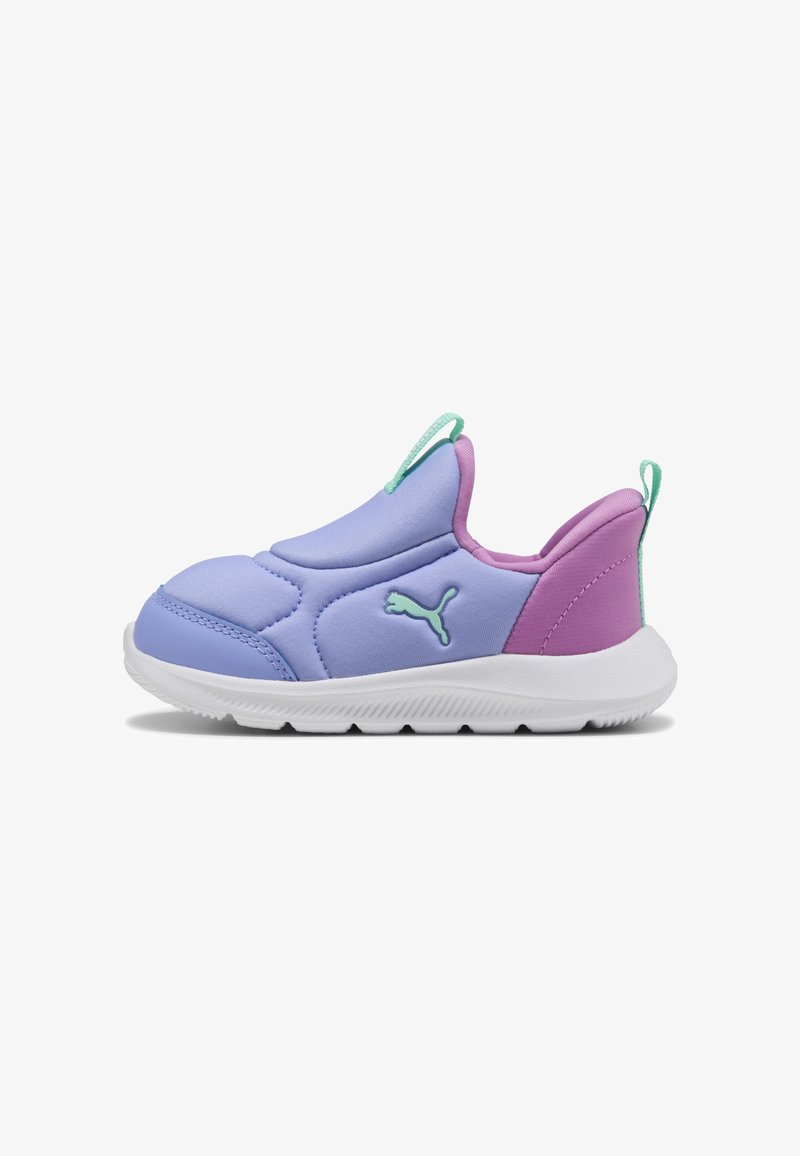 Zapatilla deportiva tipo slip-on en tonos lila claro y rosa con suela blanca y logo de Puma en verde menta, diseñada para niños.